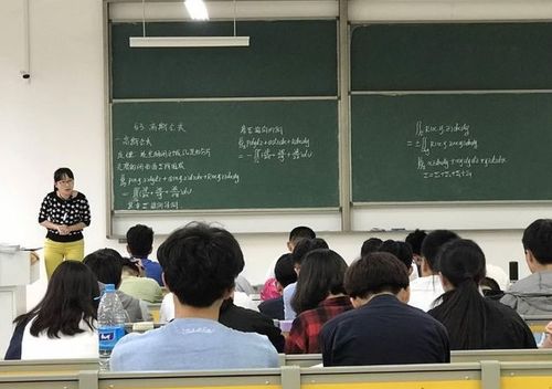 教師課后補貼家用遭質(zhì)疑 堅守與誤解之間